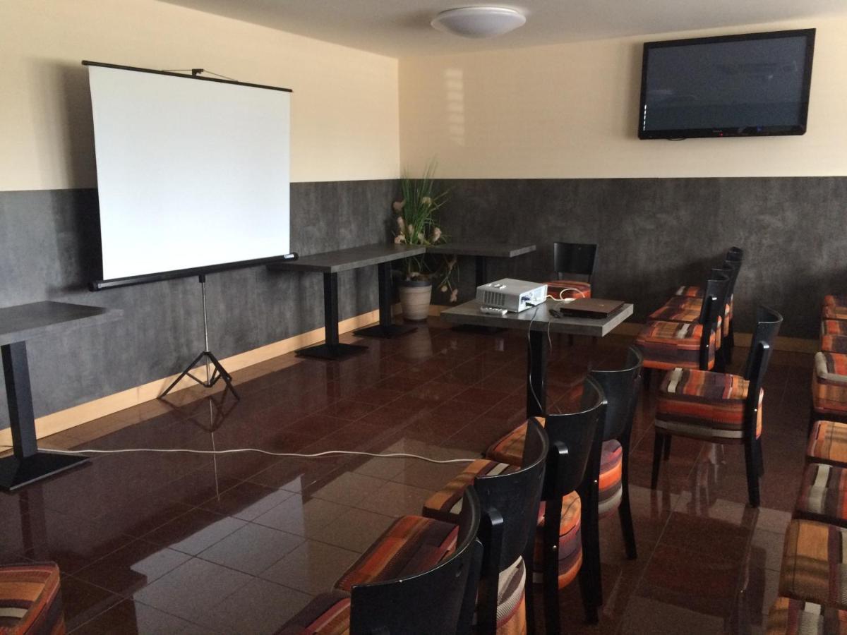 Hotel Arena Хомутов Экстерьер фото