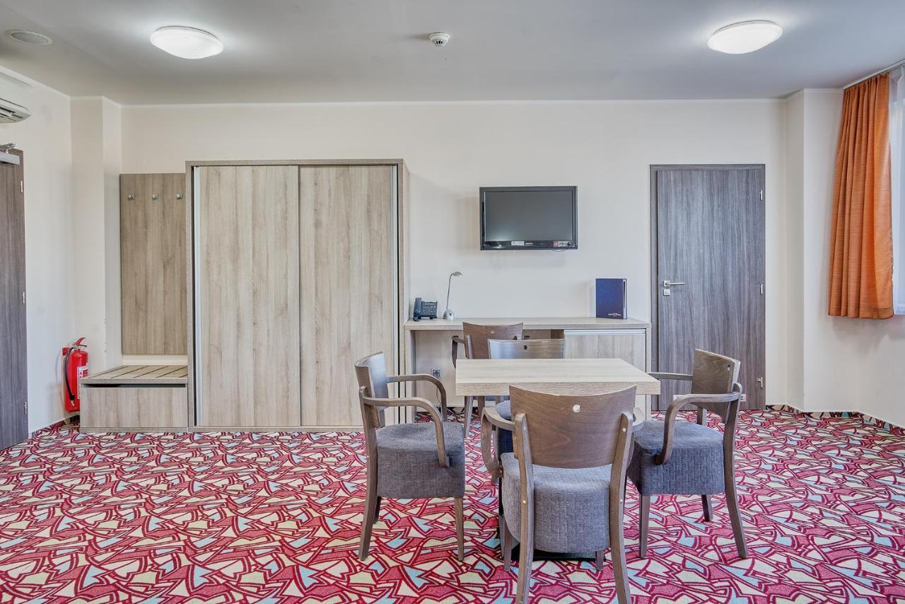Hotel Arena Хомутов Экстерьер фото