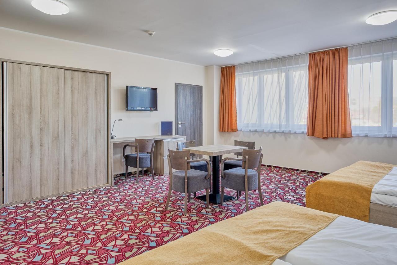 Hotel Arena Хомутов Экстерьер фото